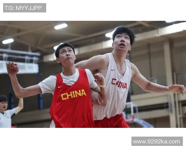 姚明背影照片展现巨人风范与篮球精神的完美结合