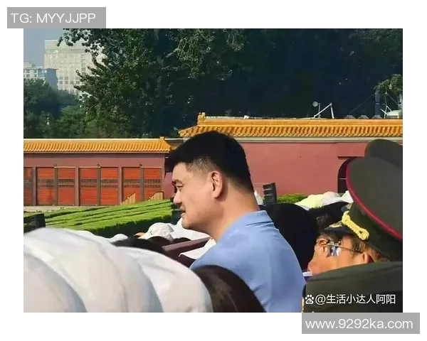 姚明走在路边与路人互动引发热议展现巨星亲民一面